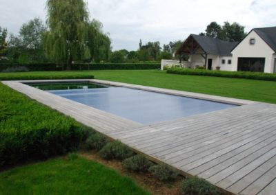Piscine et terrasse en bois intégrée dans le jardin