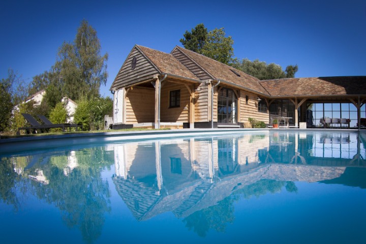 piscine traditionnelle en béton armé au niveau d'eau miroir