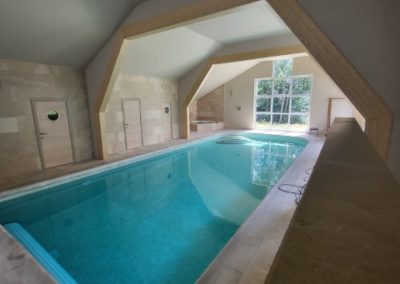 construction d'une piscine intérieure en mosaique
